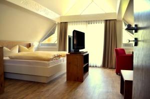 TV a/nebo společenská místnost v ubytování Hotel Garni Bergblick