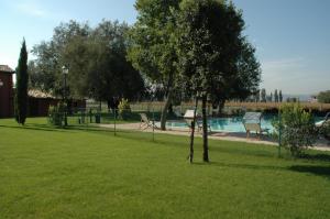 Bazén v ubytovaní Residenza Torre Acquatino alebo v jeho blízkosti