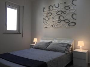 ein Schlafzimmer mit einem Bett mit zwei Tischen und zwei Lampen in der Unterkunft Casa Vacanze Anna in Balestrate