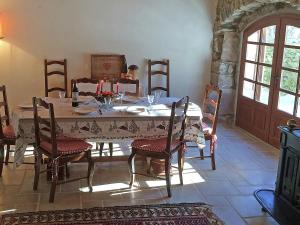 uma sala de jantar com mesa e cadeiras em Beautiful farmhouse in mountain forest setting em Saint-Bonnet-le-Froid