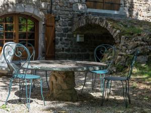 Foto da galeria de Beautiful farmhouse in mountain forest setting em Saint-Bonnet-le-Froid