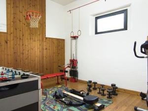 siłownia z obręczą do koszykówki i mnóstwem narzędzi w obiekcie Holiday home in Cortona with pool w mieście Cortona +29 zdjęć