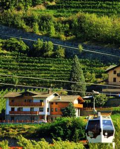 una casa y un helicóptero delante de una casa en Chèvres à Cheval - Apartment en Aosta