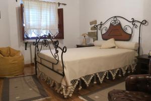 a bedroom with a bed and a window at Noz Por Cá... Turismo Em Espaco Rural in Alcaria