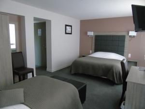 Postel nebo postele na pokoji v ubytování LOGIS Hotel Restaurant Auberge Du Cheval Blanc