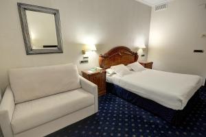 Postel nebo postele na pokoji v ubytování Hotel Vila-real Palace + 16 fotografií