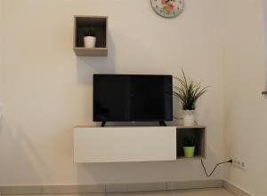 TV a/nebo společenská místnost v ubytování Apartmani Orhideja