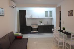Kuchyň nebo kuchyňský kout v ubytování Apartmani Orhideja