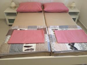 Postel nebo postele na pokoji v ubytování Apartmani Orhideja