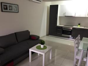 Kuchyň nebo kuchyňský kout v ubytování Apartmani Orhideja