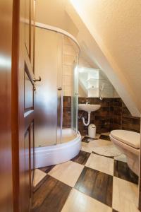 un bagno con doccia, WC e lavandino di Guest House Rustico a Korenica