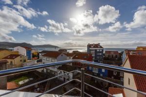 d'un balcon offrant une vue sur la ville. dans l'établissement Albergue Arribada, à Muxía