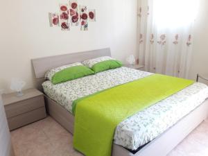 ナポリにあるCasa Principe di Napoliのベッドルーム1室(ベッド1台、緑の掛け布団付)