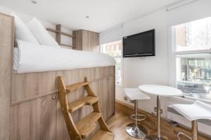 een kamer met een stapelbed en een bureau bij Apartment near Harrods in Londen