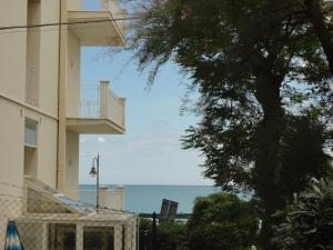 マルチェッリにあるAntonella Apartmentの建物から海の景色を望めます。