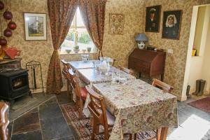 comedor con mesa y fogones en The Blue House Bed and Breakfast, en High Newton