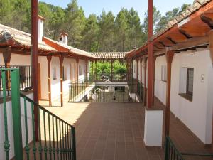 un patio vacío de un edificio con piscina en Apartamentos Rurales El Pinar en Coto Rios