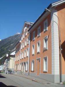 un edificio al lado de una calle en Ferienwohnung Haus Ryter en Göschenen