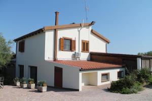 a white house with a red roof at Agriturismo Su Recreu in Ittiri