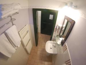y baño con lavabo y espejo. en La Casa dei Carrai, en Pitigliano