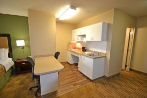 A kitchen or kitchenette at Extended Stay America Suites - Toledo - Holland