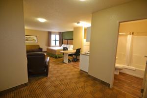 A seating area at Extended Stay America Suites - Toledo - Holland