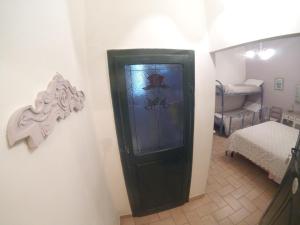 una habitación con una puerta con una ventana en ella en La Casa dei Carrai, en Pitigliano
