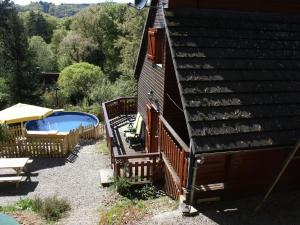Un escalier mène à une maison avec piscine. dans l'établissement Pretty chalet in Beaulieu with private pool, à Beaulieu
