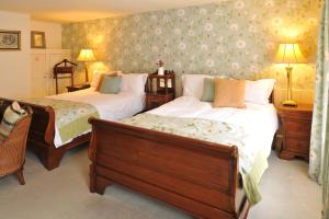 a bedroom with two beds and two lamps at The Old Vine in Winchester