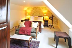 a bedroom with a bed with a red blanket at The Old Vine in Winchester