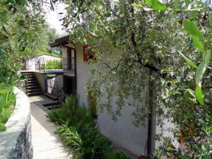 マローネにあるBelvilla by OYO Belvedere 2の白い木の横に階段