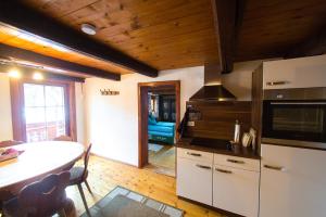 eine Küche mit einem Tisch und einem Esszimmer in der Unterkunft Reitstall Henntalhof in Kitzbühel