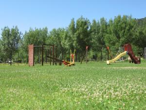 un parque vacío con parque infantil en un campo en Apartamentos Rurales El Pinar en Coto Rios