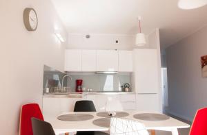 a kitchen with a table and chairs in a room at Apartament Uniwersytet in Toruń