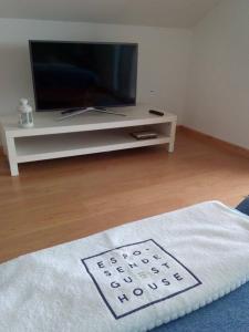 TV a/nebo společenská místnost v ubytování EsposendeGuesthouse