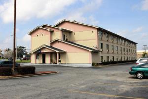 um edifício com um carro estacionado num parque de estacionamento em Knights Inn Albany em Albany