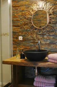 een badkamer met een wastafel en een spiegel op een aanrecht bij Chambres d'Hotes Belard in Plonévez-Porzay