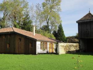 een oude schuur en een gebouw in een veld bij Superb villa with private heated pool in Revigny-sur-Ornain