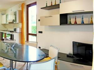 een eetkamer met een glazen tafel en stoelen bij Belvilla by OYO Bardolino Ventitre in Bardolino