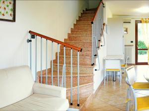 een trap in een huis met een bank en een tafel bij Belvilla by OYO Bardolino Ventitre in Bardolino
