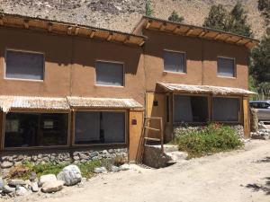 a building with a ladder in front of it at Cabañas Luna de Cuarzo, Cochiguaz in Paihuano