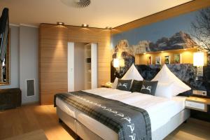 a bedroom with a large bed in a room at Congress Hotel am Stadtpark in Hannover +90 photos