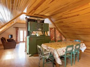 comedor con mesa y nevera verde en Holiday home with enclosed garden, en Pont-Croix