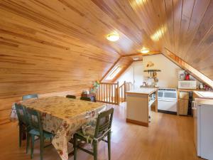 cocina y comedor con techo de madera en Holiday home with enclosed garden, en Pont-Croix
