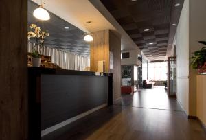 an office lobby with a reception desk and a hallway at Hotel Royal in Viverone