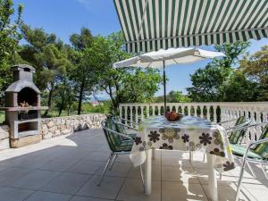 Ein Balkon oder eine Terrasse in der Unterkunft Apartment in Šilo near the Sea