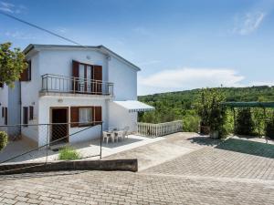 ein weißes Haus mit Balkon und Terrasse in der Unterkunft Apartment in Šilo near the Sea in Šilo