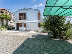 a large white house with a green roof at Nice apartment on the outskirts of Silo in Šilo