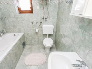 Ein Badezimmer in der Unterkunft Apartment in Šilo near the Sea