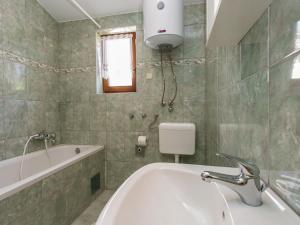 Ein Badezimmer in der Unterkunft Apartment in Šilo near the Sea